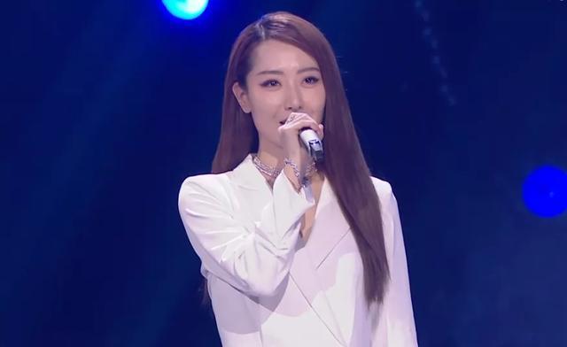 何炅|青春芒果夜姐姐团首秀：万茜和何炅站C位，过于兴奋还抢话