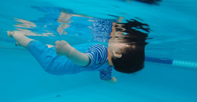 亚伯拉罕|见1岁小表妹溺水，10岁男孩不顾危险跳下泳池将她救起