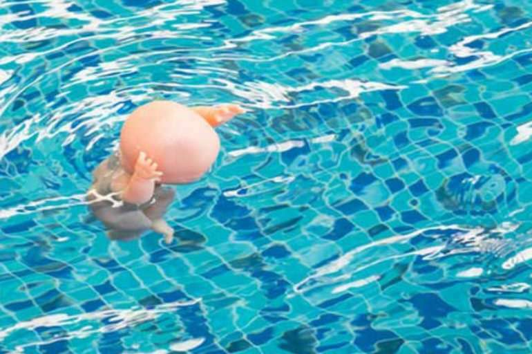 亚伯拉罕|见1岁小表妹溺水，10岁男孩不顾危险跳下泳池将她救起