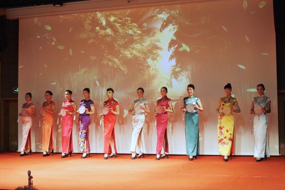 旗袍|上海迎来年度第二个高温橙色预警，这群姐姐为何穿着旗袍游花园洋房？