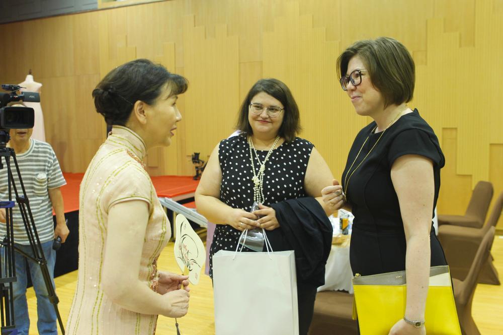 旗袍|上海迎来年度第二个高温橙色预警，这群姐姐为何穿着旗袍游花园洋房？