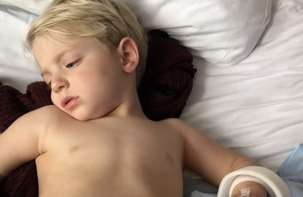 英国_社会|英国男孩出生时肠子和胃都在体外，只有5％存活率，如今康复出院