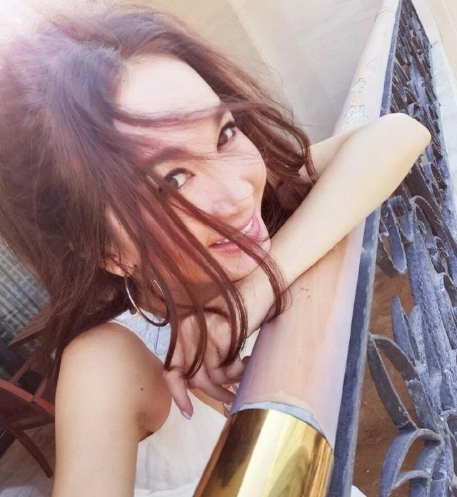 而在最近温碧霞晒出的照片中,温碧霞的颜值再次惊到大家,温碧霞扎着