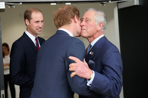 查尔斯王子|父子关系紧密，查尔斯可能为哈里回归皇室留出后门