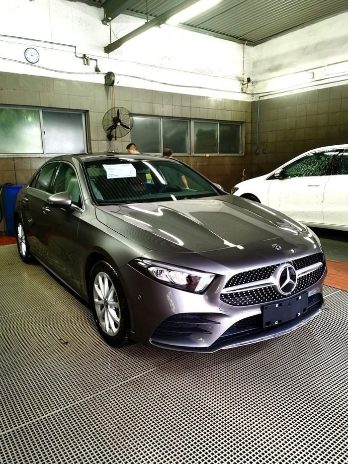 小两口喜提奔驰a级,爱面子有什么错,这个价格没有买贵吧?