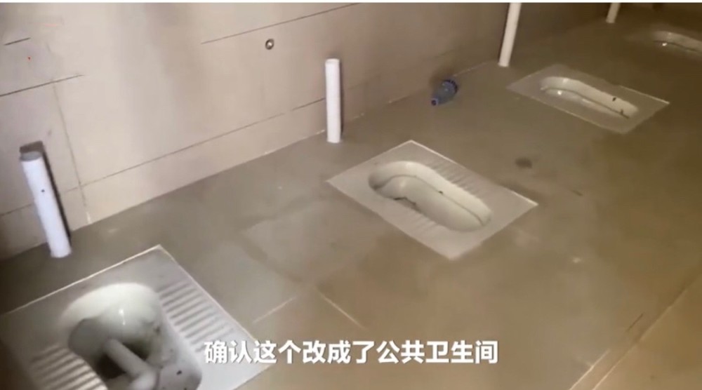 商铺|男子35万买商铺被改成公厕 连蹲便器都装好了