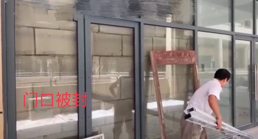 商铺|男子35万买商铺被改成公厕 连蹲便器都装好了