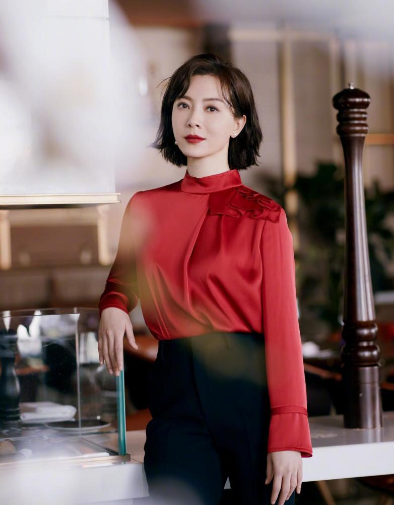 陈数不走女强人路线也美!一袭粉色纱裙飘逸甜美,妥妥的气质美人