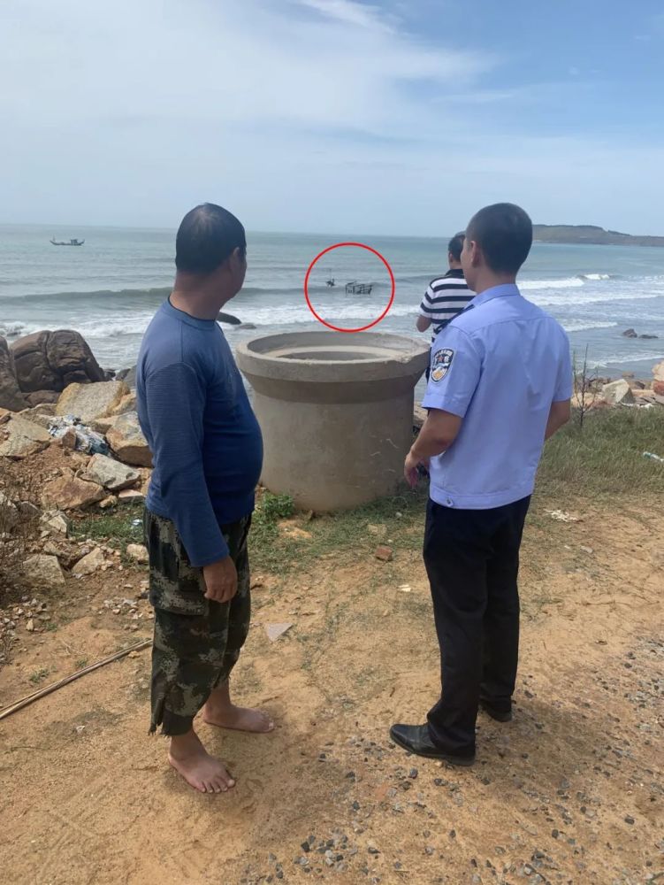 漳州一渔船搁浅两名船员落水