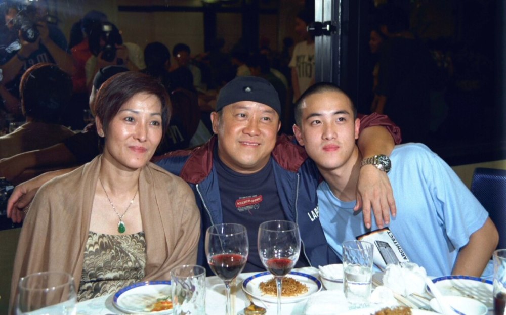 曾志伟|曾志伟憔悴露面为妻子设灵，拒绝媒体采访，陈可辛吴君如前来送别