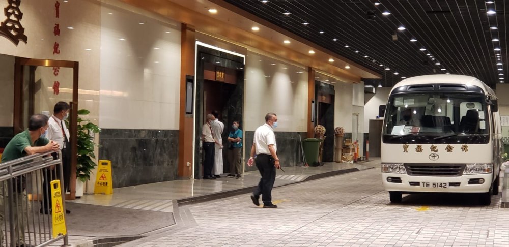 曾志伟|曾志伟憔悴露面为妻子设灵，拒绝媒体采访，陈可辛吴君如前来送别