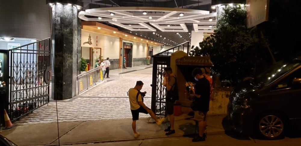 曾志伟|曾志伟憔悴露面为妻子设灵，拒绝媒体采访，陈可辛吴君如前来送别