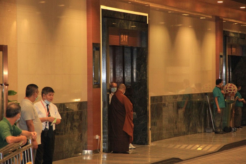 曾志伟|曾志伟憔悴露面为妻子设灵，拒绝媒体采访，陈可辛吴君如前来送别