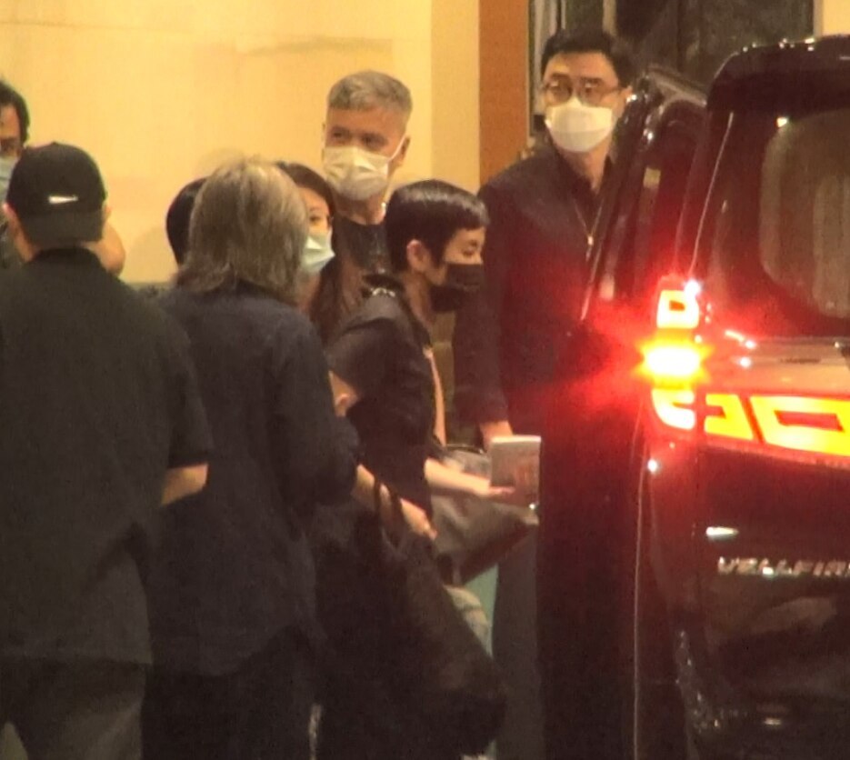 曾志伟|曾志伟憔悴露面为妻子设灵，拒绝媒体采访，陈可辛吴君如前来送别