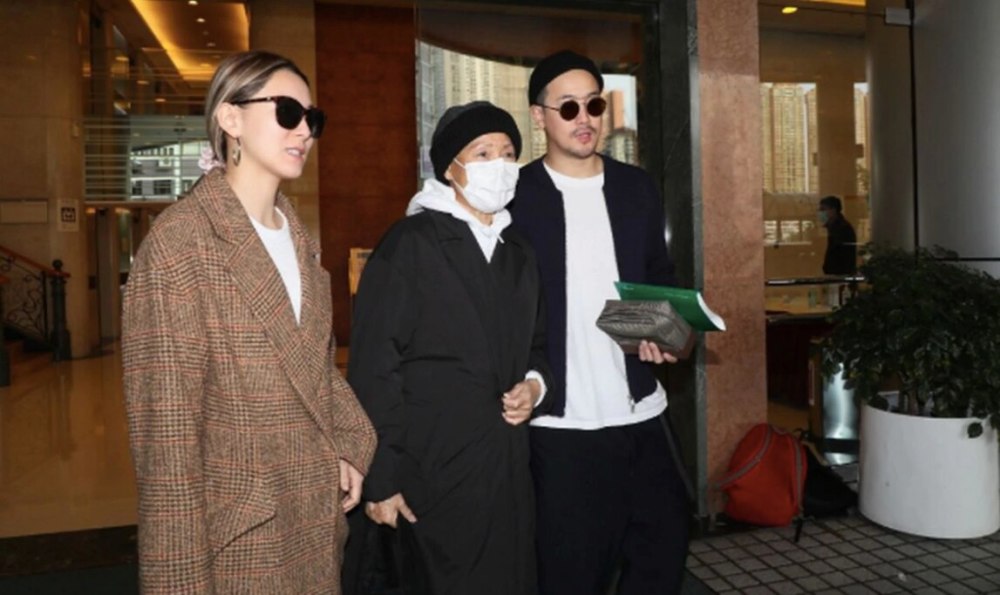 曾志伟|曾志伟憔悴露面为妻子设灵，拒绝媒体采访，陈可辛吴君如前来送别