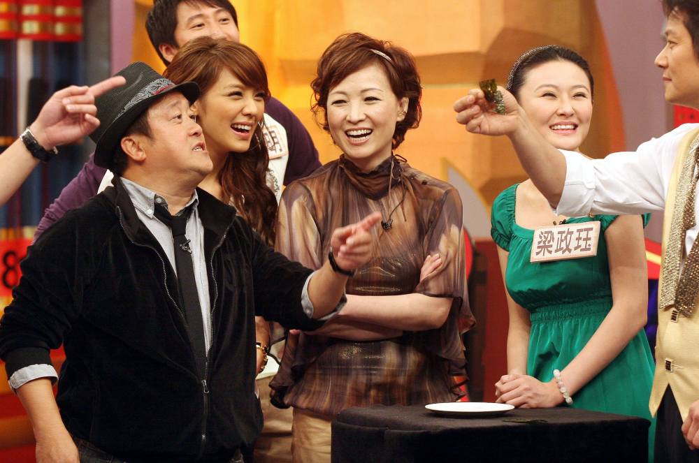 曾志伟|曾志伟憔悴露面为妻子设灵，拒绝媒体采访，陈可辛吴君如前来送别