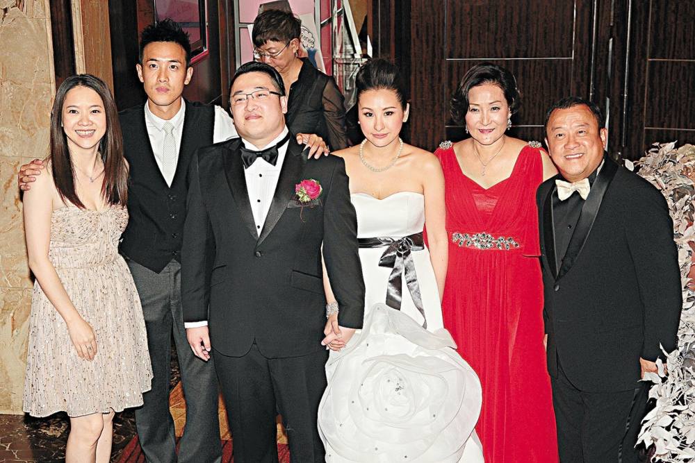 曾志伟|曾志伟憔悴露面为妻子设灵，拒绝媒体采访，陈可辛吴君如前来送别