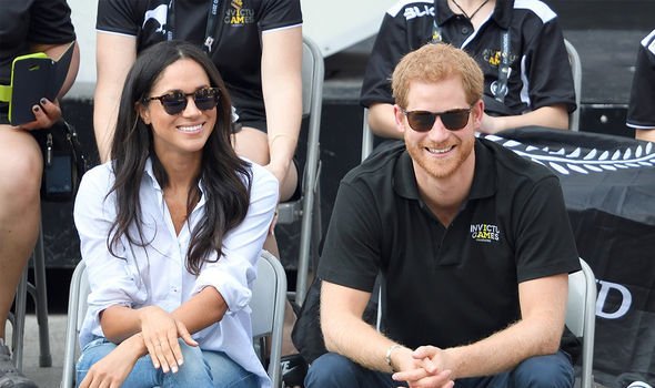 梅根·马克尔|皇家揭秘：哈里王子密友对梅根·马克尔早已“有所怀疑”