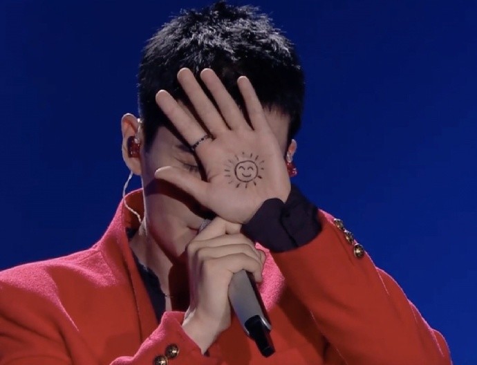 芒果夜|《芒果夜》朱一龙台风稳到被疑假唱！连登3年，拼到脖子数次爆青筋