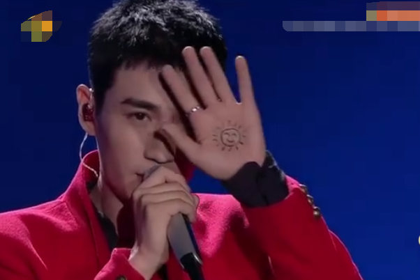 青春芒果夜|《青春芒果夜》朱一龙深情连唱，巧用小心机，表白粉丝：好想哭！