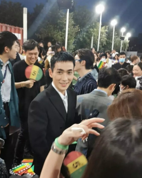 朱一龙|朱一龙再现翻车现场：拿着小电扇吹风，却把经纪人头发卷进风扇里