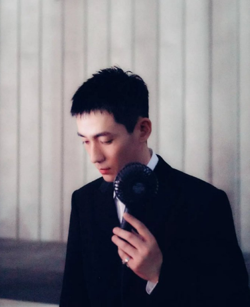 朱一龙|朱一龙再现翻车现场：拿着小电扇吹风，却把经纪人头发卷进风扇里