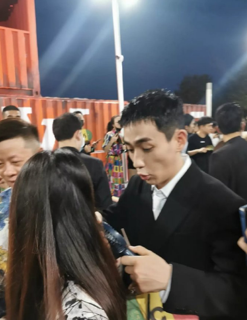 朱一龙|朱一龙再现翻车现场：拿着小电扇吹风，却把经纪人头发卷进风扇里
