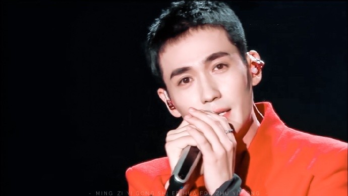 朱一龙|朱一龙再现翻车现场：拿着小电扇吹风，却把经纪人头发卷进风扇里