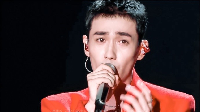 朱一龙|朱一龙再现翻车现场：拿着小电扇吹风，却把经纪人头发卷进风扇里