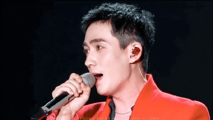 朱一龙|朱一龙再现翻车现场：拿着小电扇吹风，却把经纪人头发卷进风扇里