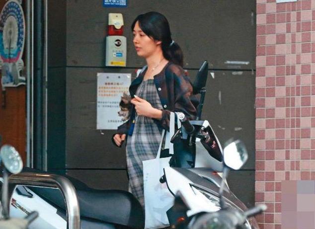 郭碧婷|郭碧婷即将临产，向佐却在推销自创品牌，结果被网友骂惨了