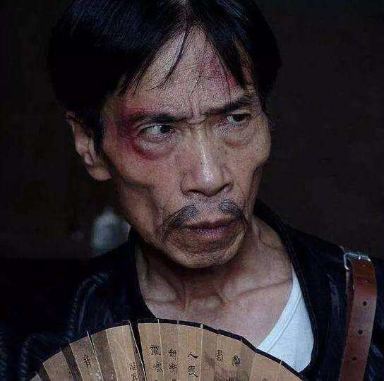 抗日影视剧中汉奸骑自行车或马,而"皇军"们背着辎重装备跑步?