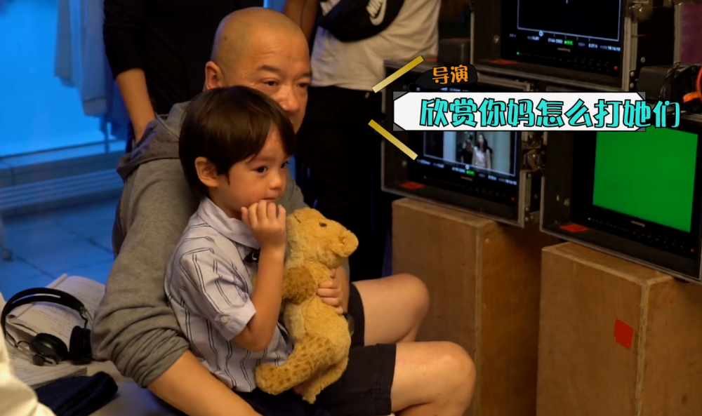 许子言|《三十而已》幕后：许子言哭戏一遍过，导演一脸宠溺抱怀里