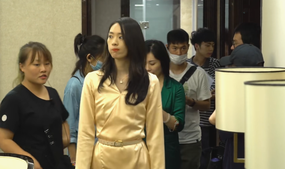 许子言|《三十而已》幕后：许子言哭戏一遍过，导演一脸宠溺抱怀里