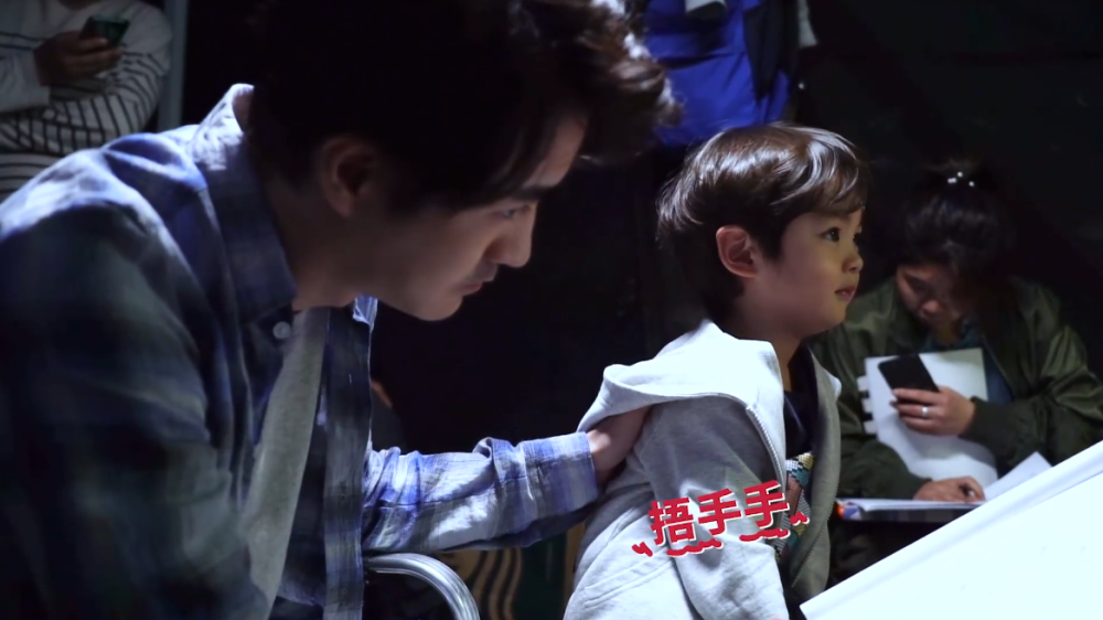 许子言|《三十而已》幕后：许子言哭戏一遍过，导演一脸宠溺抱怀里