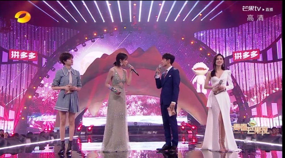 青春芒果夜|参加《青春芒果夜》演出，万茜衣着一言难尽，其他姐姐大方得体