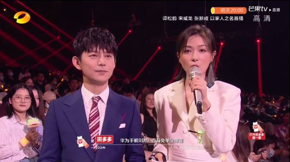 青春芒果夜|参加《青春芒果夜》演出，万茜衣着一言难尽，其他姐姐大方得体