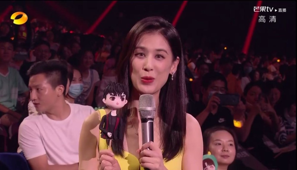 青春芒果夜|参加《青春芒果夜》演出，万茜衣着一言难尽，其他姐姐大方得体
