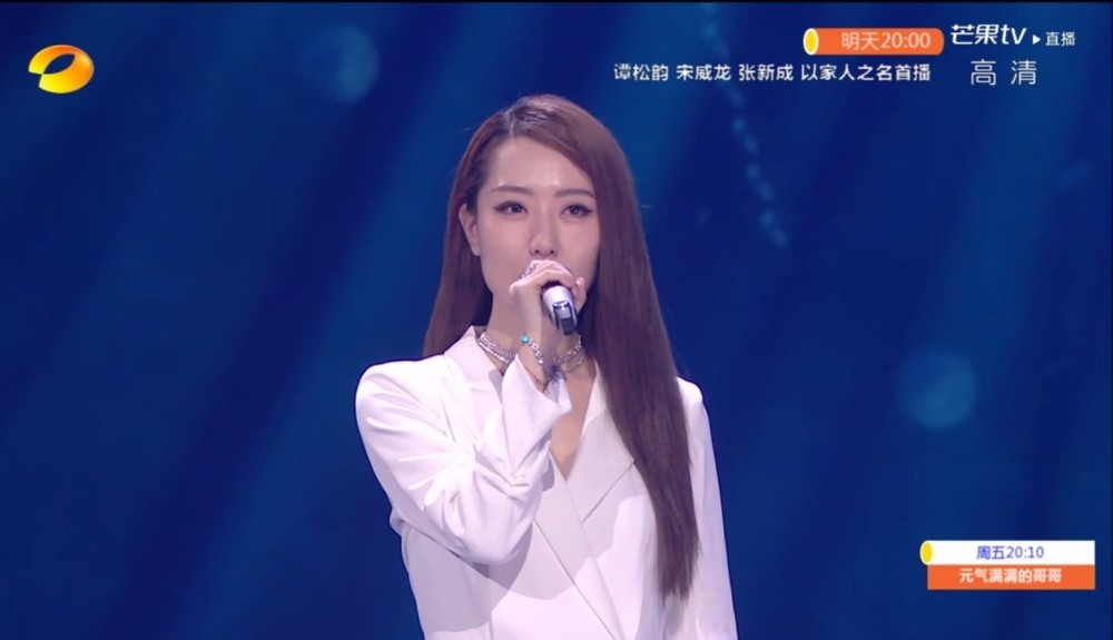 青春芒果夜|参加《青春芒果夜》演出，万茜衣着一言难尽，其他姐姐大方得体