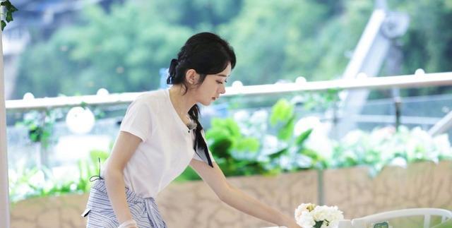 赵丽颖|赵丽颖扒拉菜被批不妥，黄晓明继张亮后发声：食材不足，乐趣所在