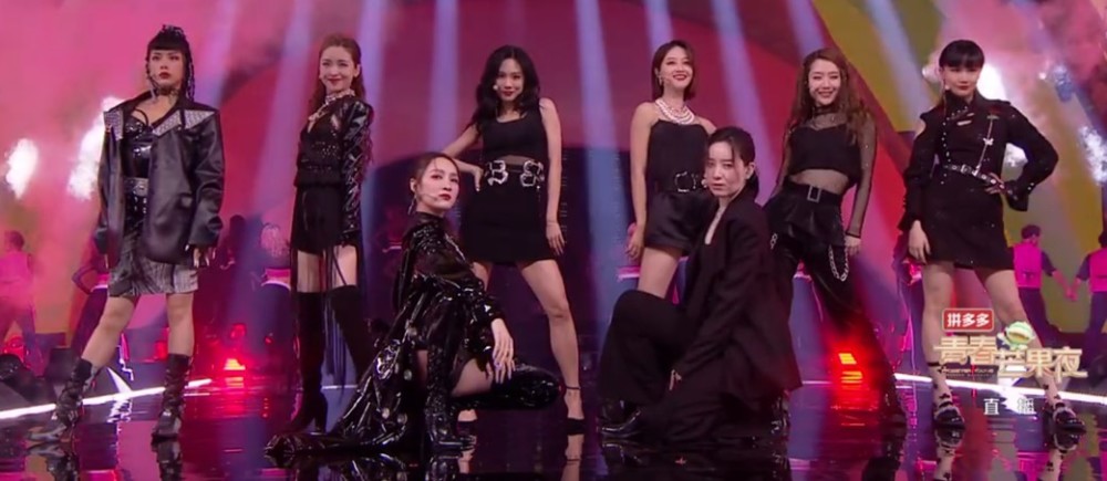 青春芒果夜|参加《青春芒果夜》演出，万茜衣着一言难尽，其他姐姐大方得体