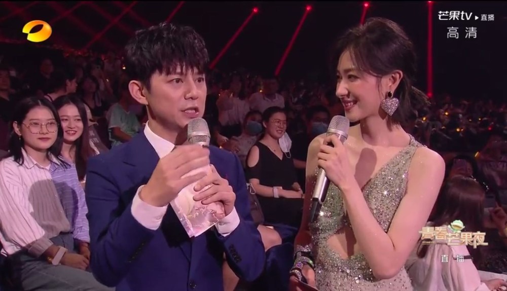 青春芒果夜|参加《青春芒果夜》演出，万茜衣着一言难尽，其他姐姐大方得体