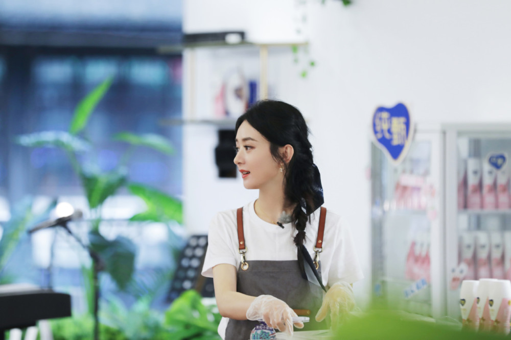 赵丽颖|赵丽颖扒拉饭菜引争议，张亮黄晓明发文力挺，原因却背道而驰