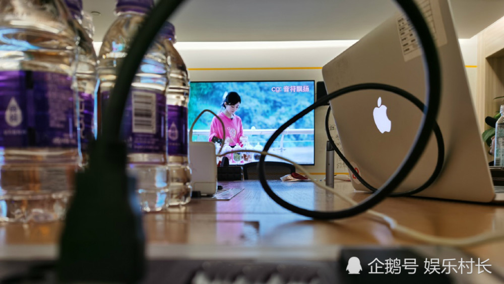 赵丽颖|黄晓明为赵丽颖发声解释扒拉菜，文案比张亮更幽默，《中餐厅》方面开始示好