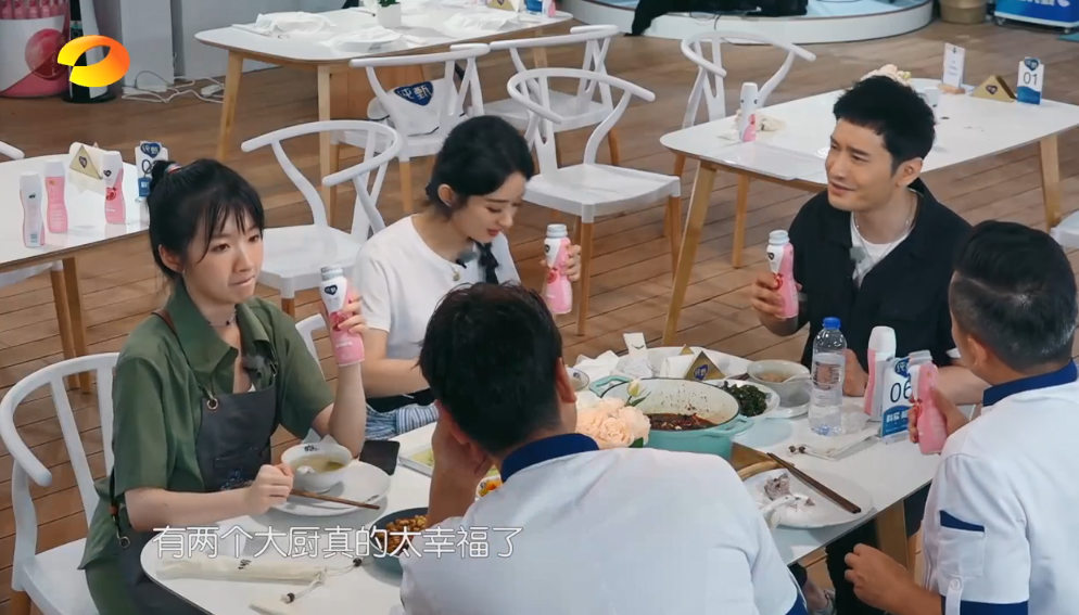 赵丽颖|赵丽颖扒拉饭菜引争议，张亮黄晓明发文力挺，原因却背道而驰