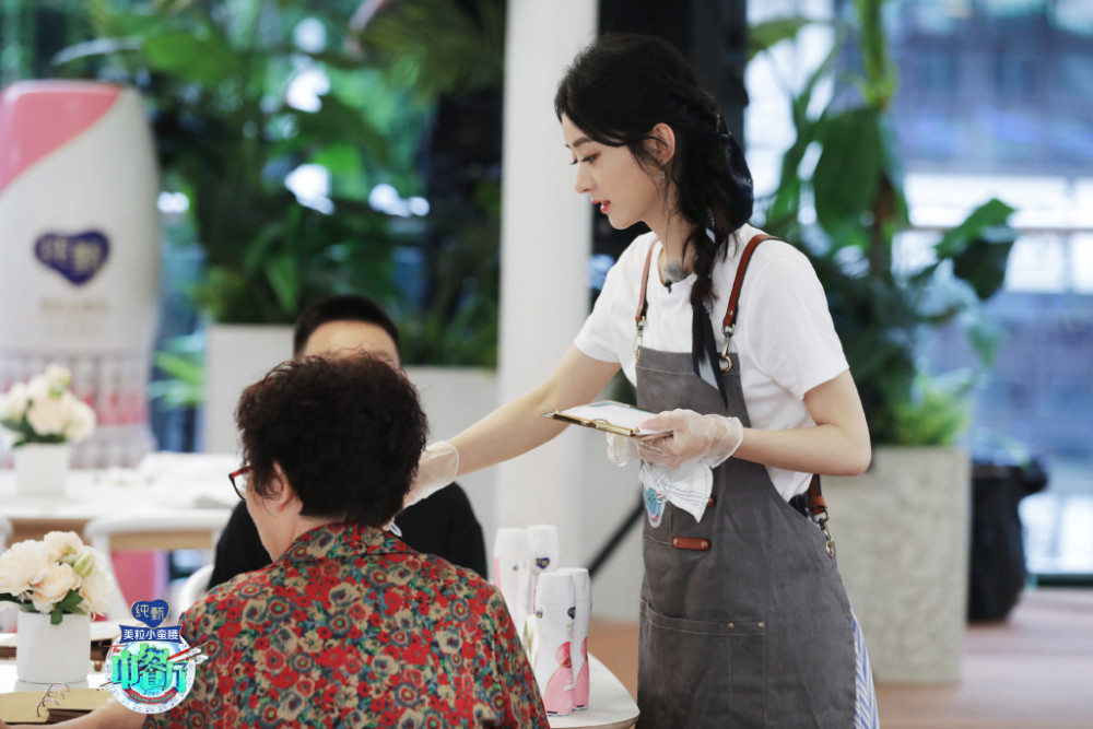 赵丽颖|赵丽颖扒拉饭菜引争议，张亮黄晓明发文力挺，原因却背道而驰