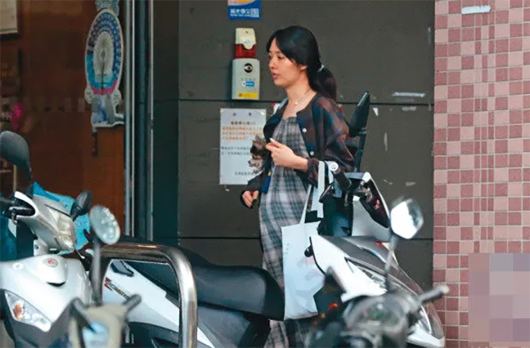 郭碧婷|郭碧婷上线20余次不表态，向佐删除“将升级当爸爸”动态