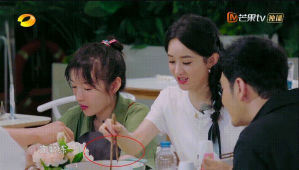 赵丽颖|赵丽颖扒拉饭菜引争议，张亮黄晓明发文力挺，原因却背道而驰