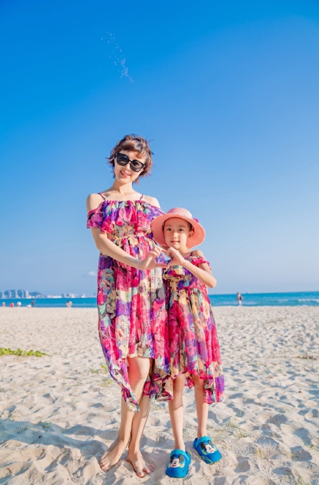 金巧巧|金巧巧为爱女庆祝7岁生日，被儿女夹吻超幸福，老公于冬未出镜