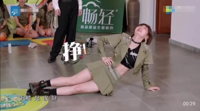 杨迪|杨迪舞蹈动作被指不雅，女团面前跳女团舞，怎么就不尊重女性了？